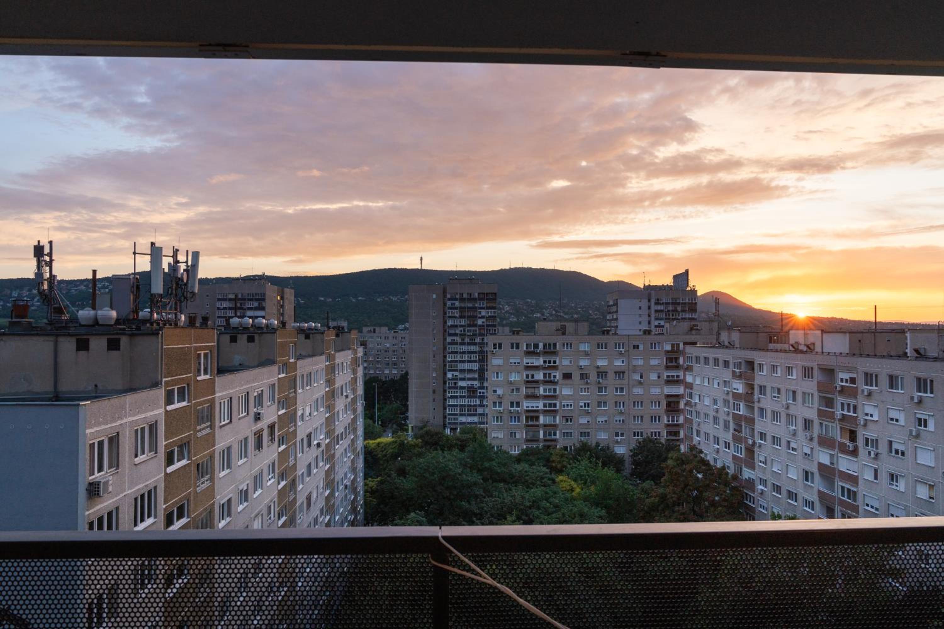 Waterfront City apt Buda Hills Views&Free parking