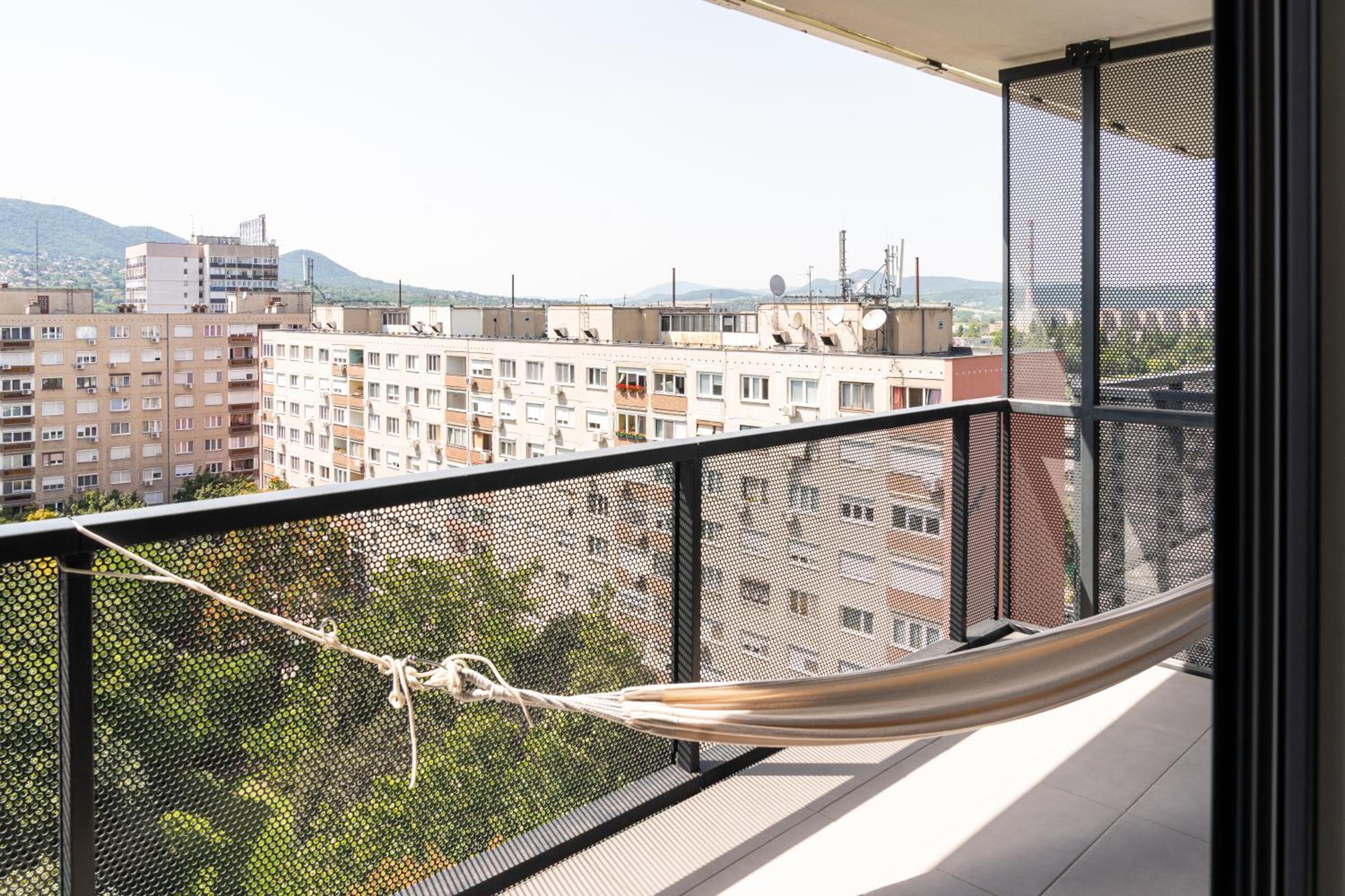 Waterfront City apt Buda Hills Views&Free parking