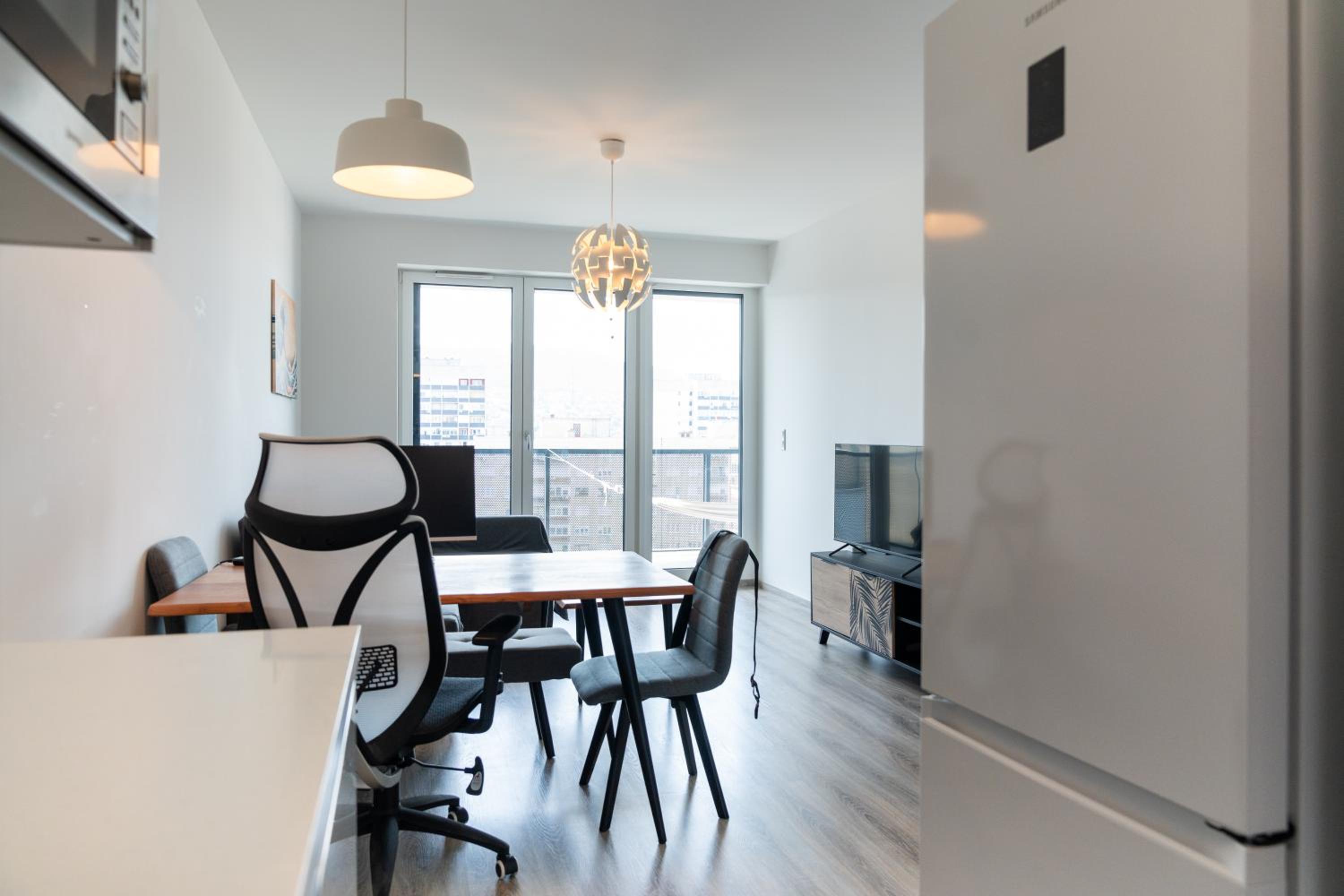 Waterfront City apt Buda Hills Views&Free parking