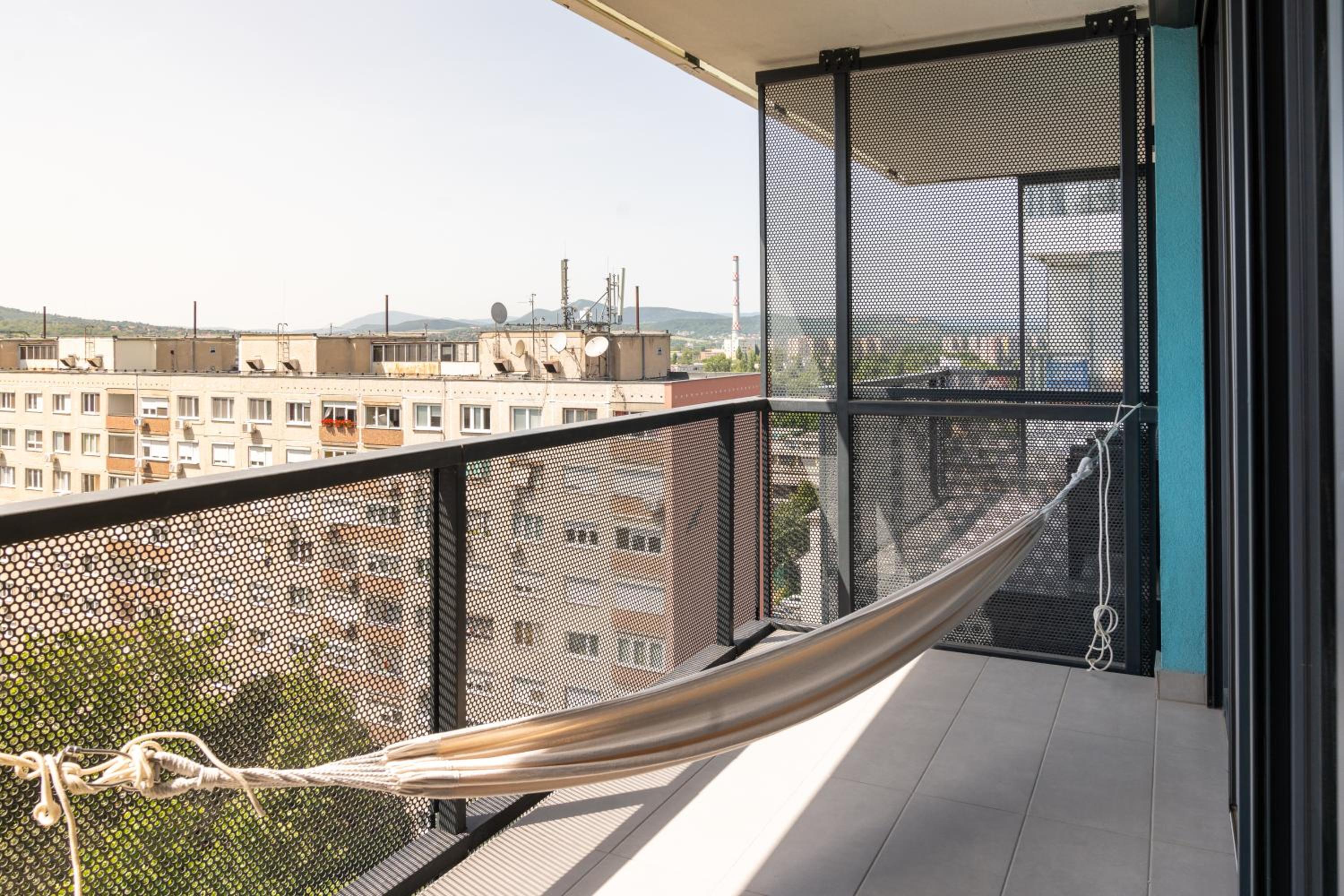 Waterfront City apt Buda Hills Views&Free parking