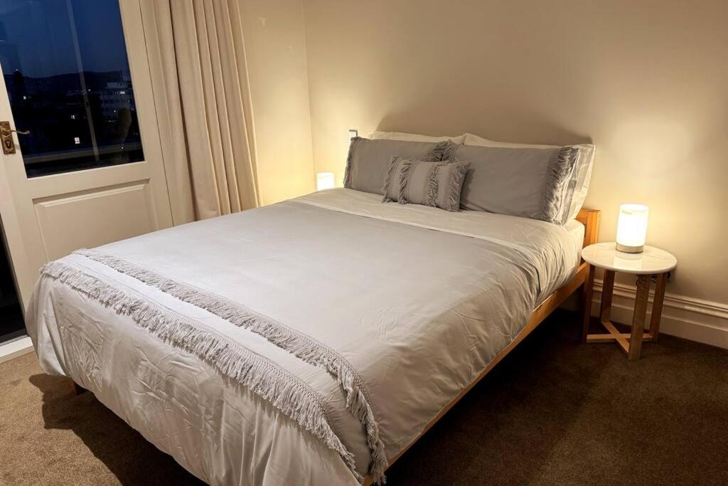 Luxurious, sunny and spacious in prime location view 3