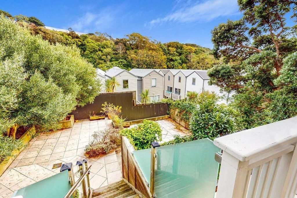 Luxurious, sunny and spacious in prime location view 4