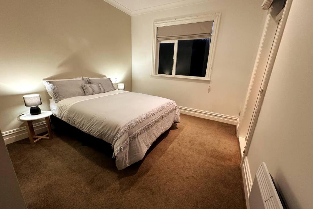 Luxurious, sunny and spacious in prime location view 5