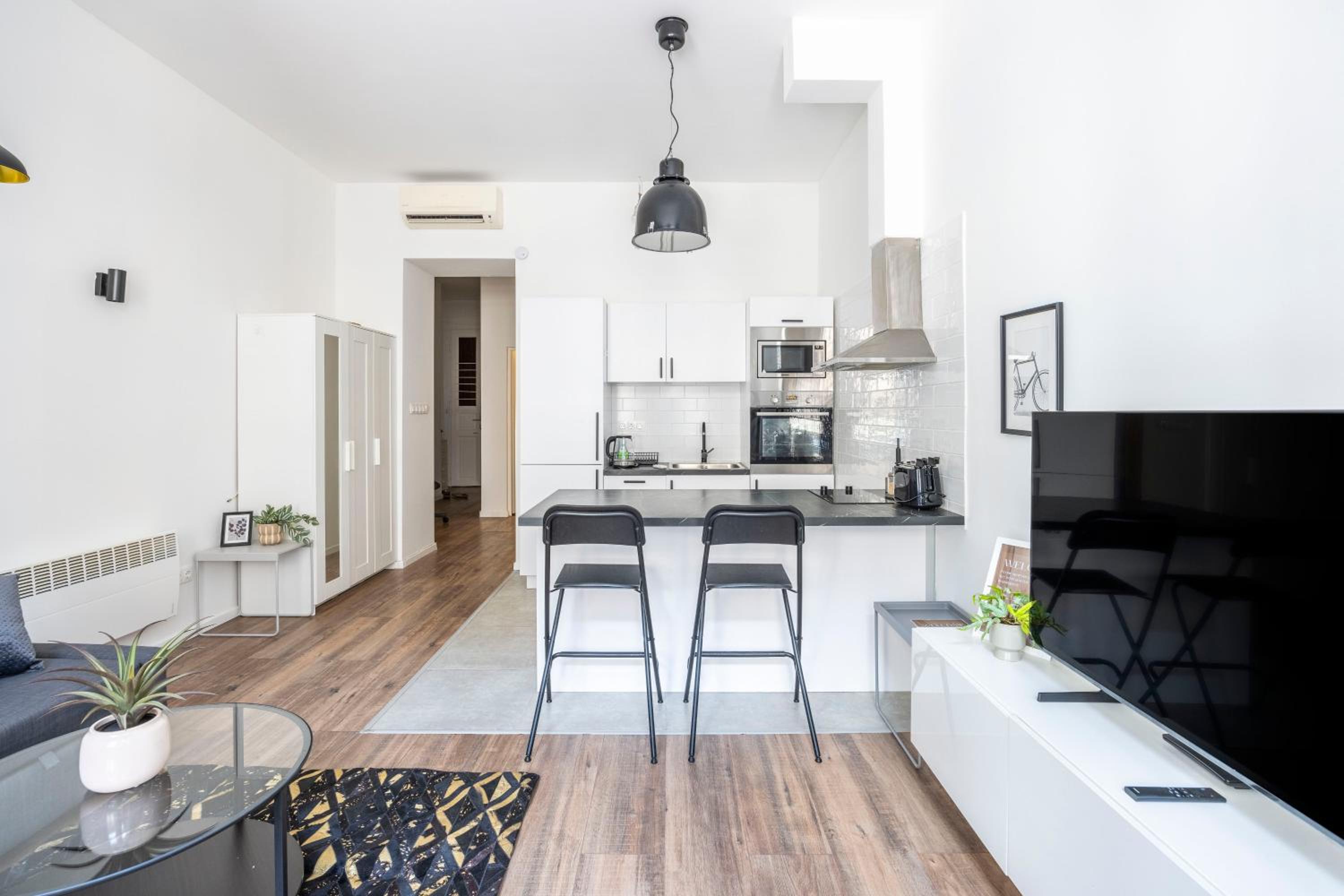 Charming & Cozy Central 1BEDRM Suites view 4