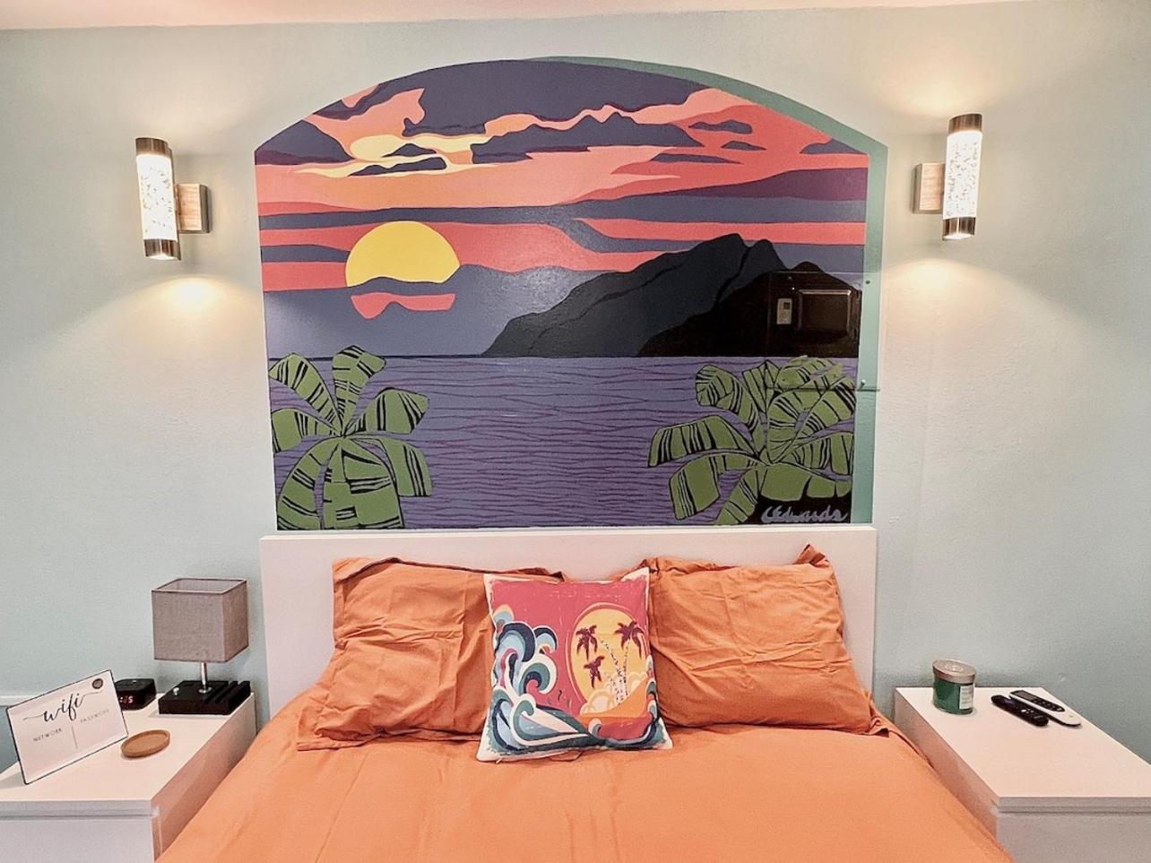 Sunset Room With Folding Wall Access To Pool