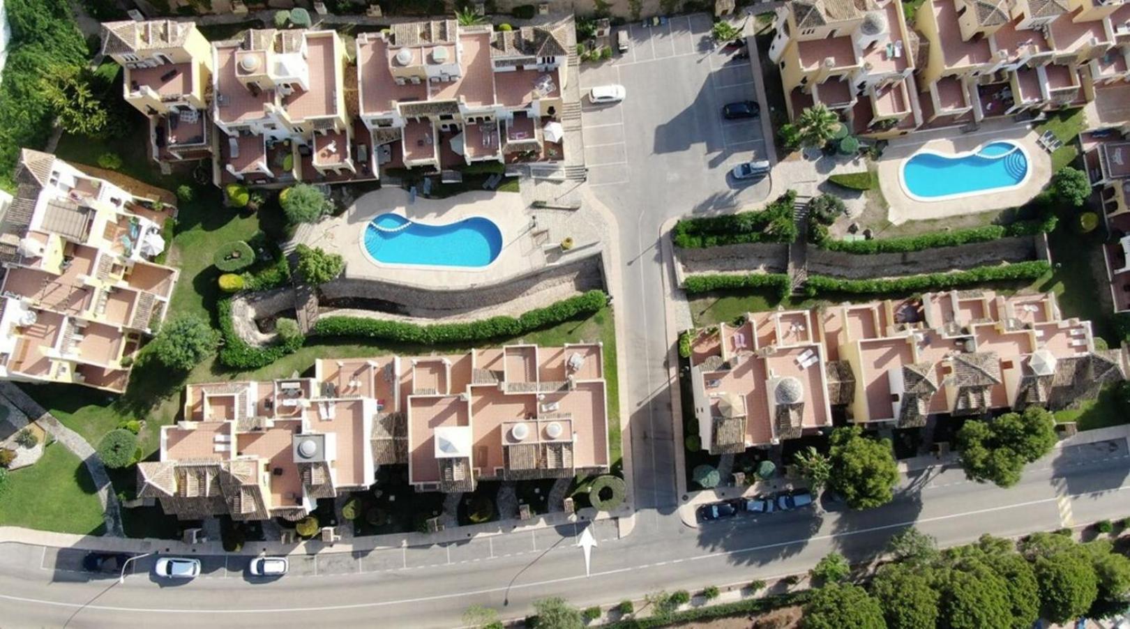 Four Bedroom Townhouse With Communal Pool