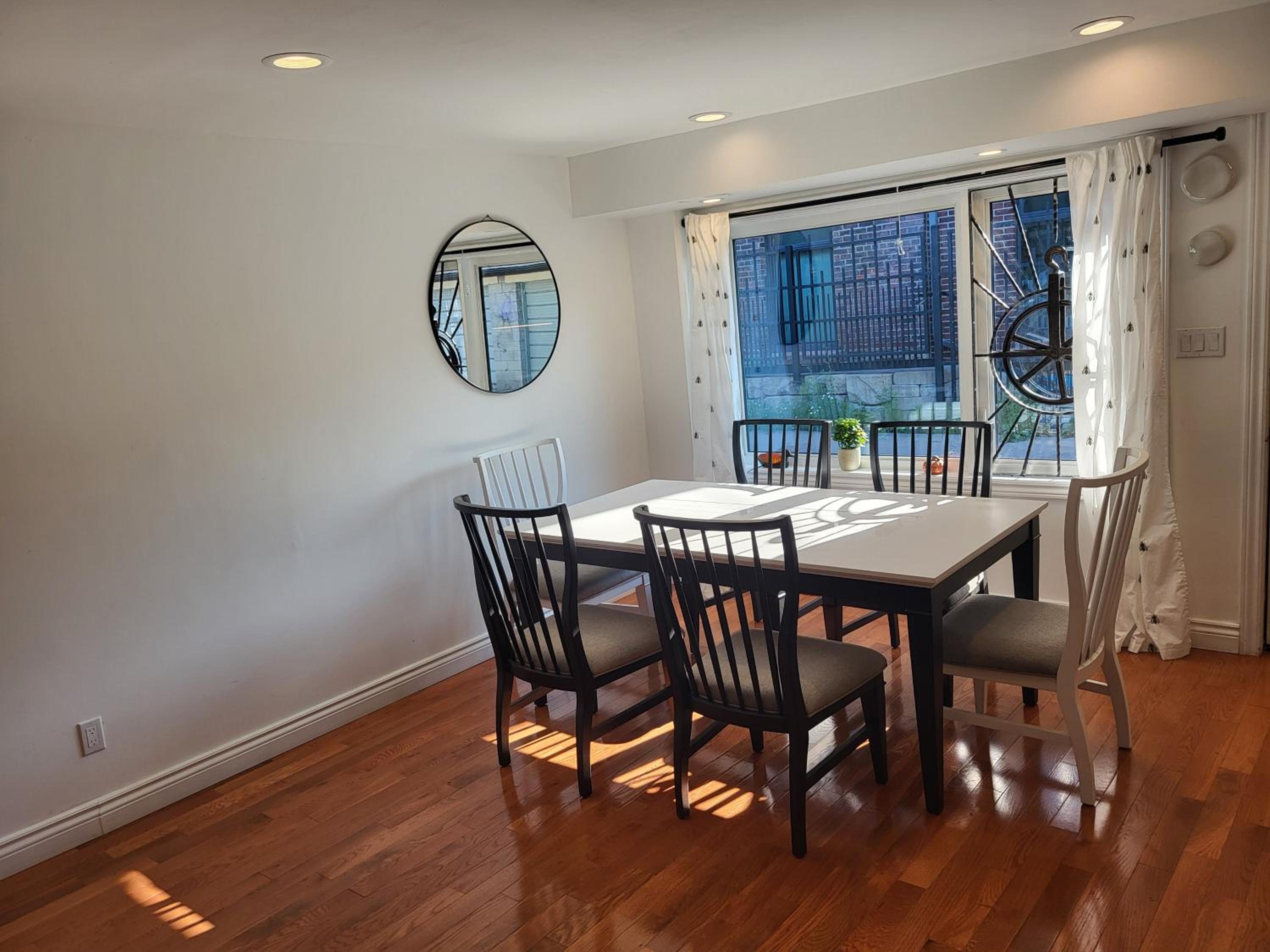Downtown Toronto House Central 2BED 2BATH Subway Free Parking