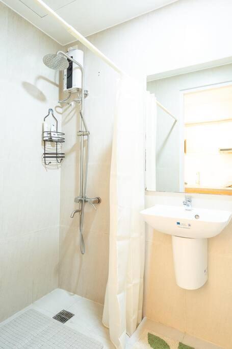 Premium Studio Apartment l 1 Min Walk to Abreeza Ayala Malls I Central Davao l by Bleuspace view 4