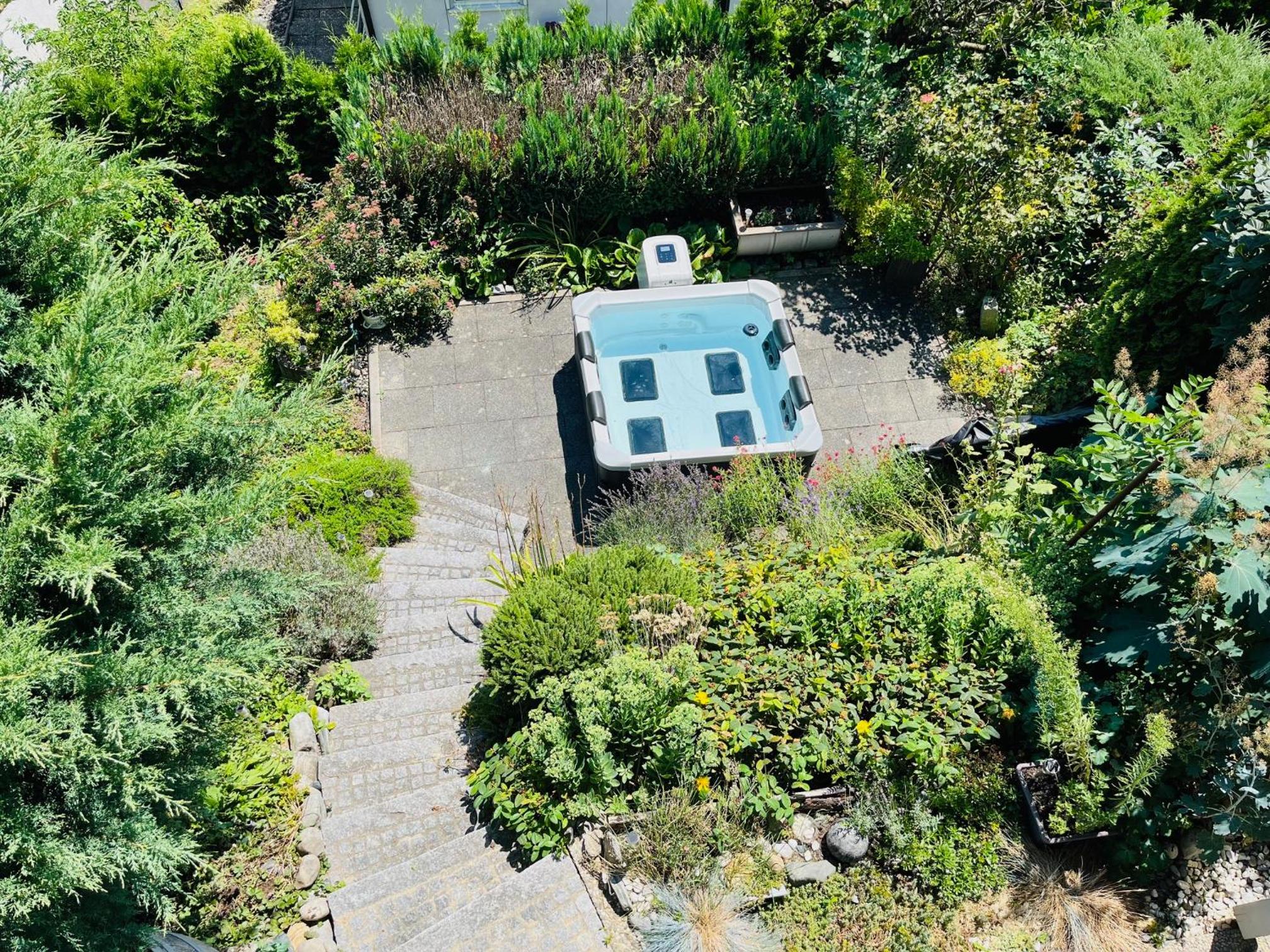 Panorama-Haus Ferienwohnung SÄNTIS - Schlafzimmer, Wohnzimmer, Küche, Bad, Sonnenterrasse mit Bergblick im Garten