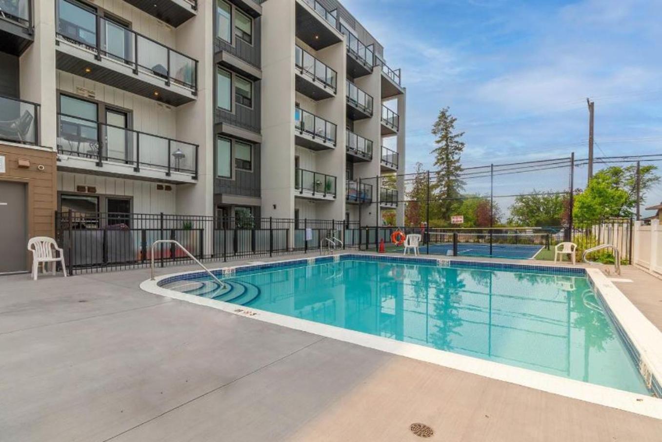Top Floor Lakeshore Views Near Skiing