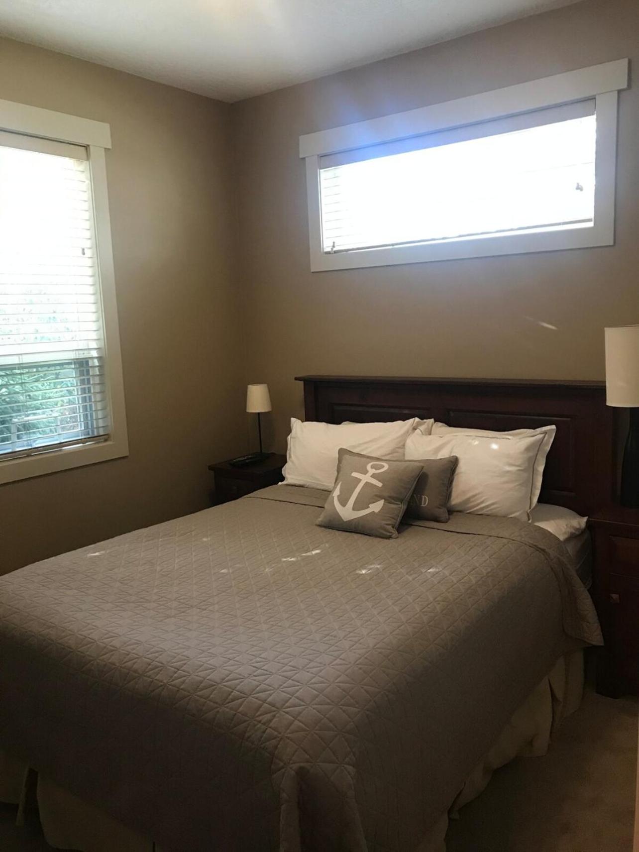 Sooke Harbour Townhouse Waterfront 2-Bed Rental