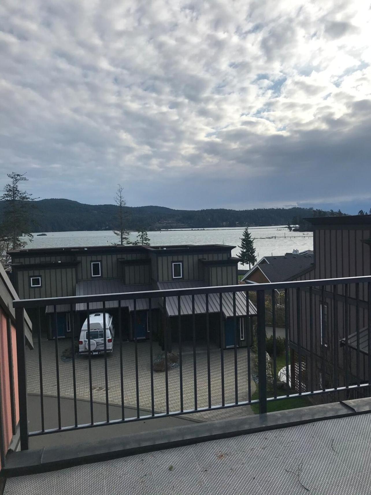 Sooke Harbour Townhouse Waterfront 2-Bed Rental