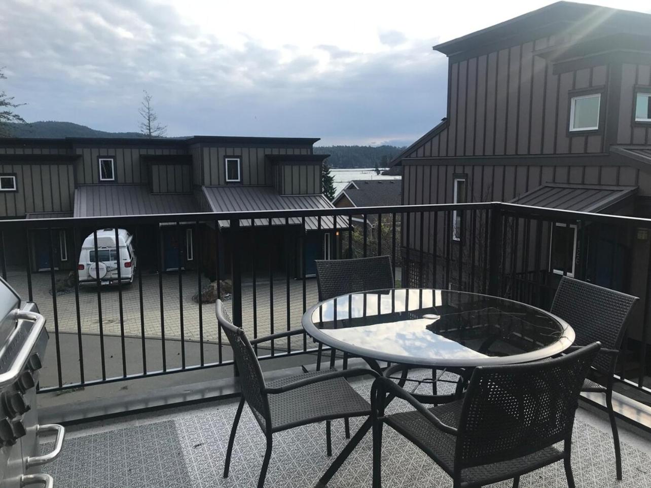 Sooke Harbour Townhouse Waterfront 2-Bed Rental