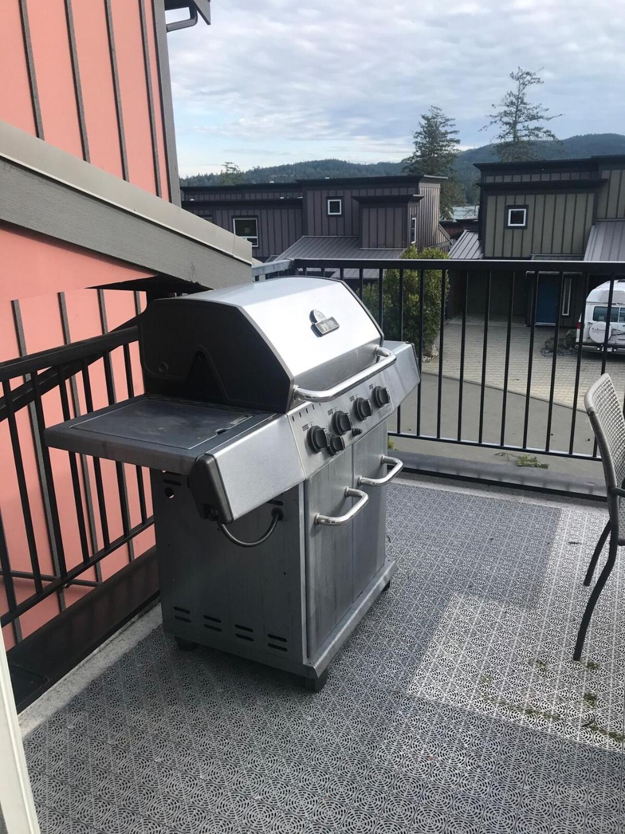 Sooke Harbour Townhouse Waterfront 2-Bed Rental