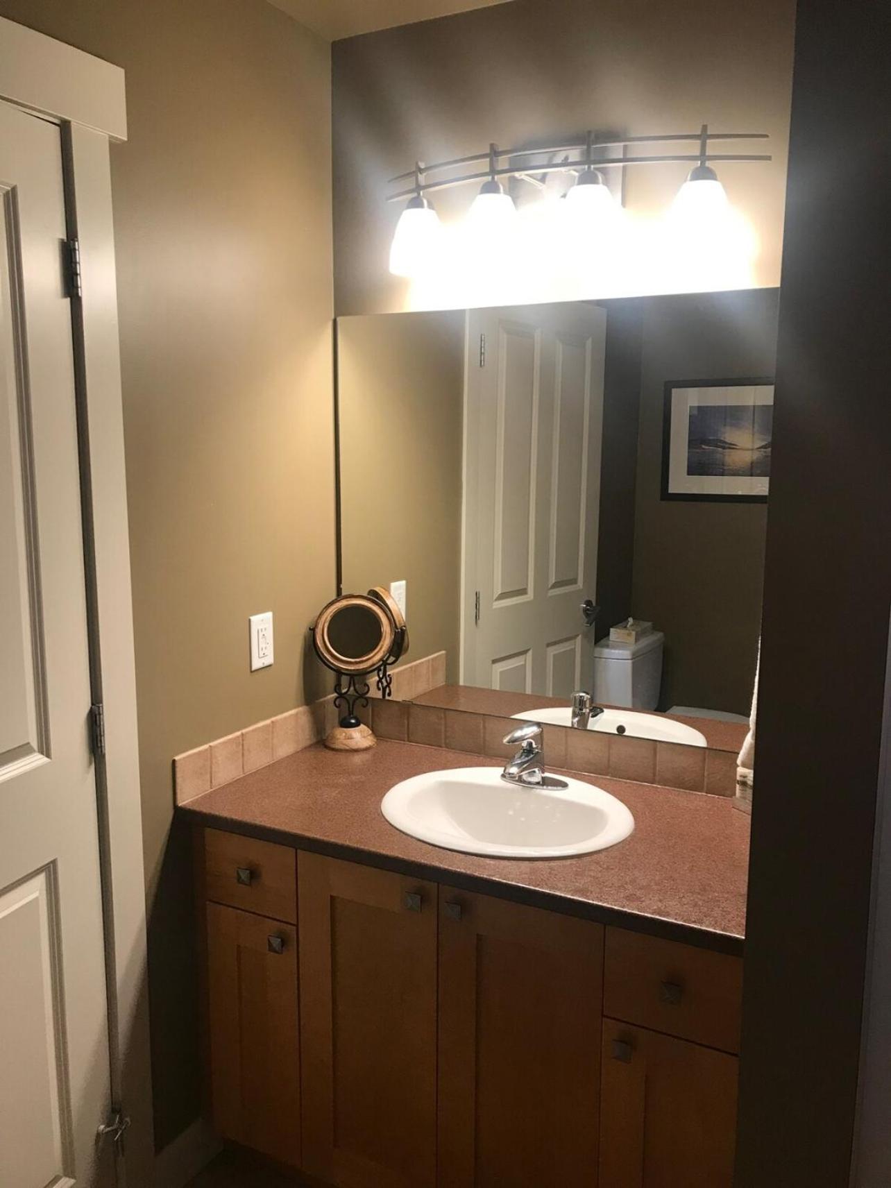 Sooke Harbour Townhouse Waterfront 2-Bed Rental
