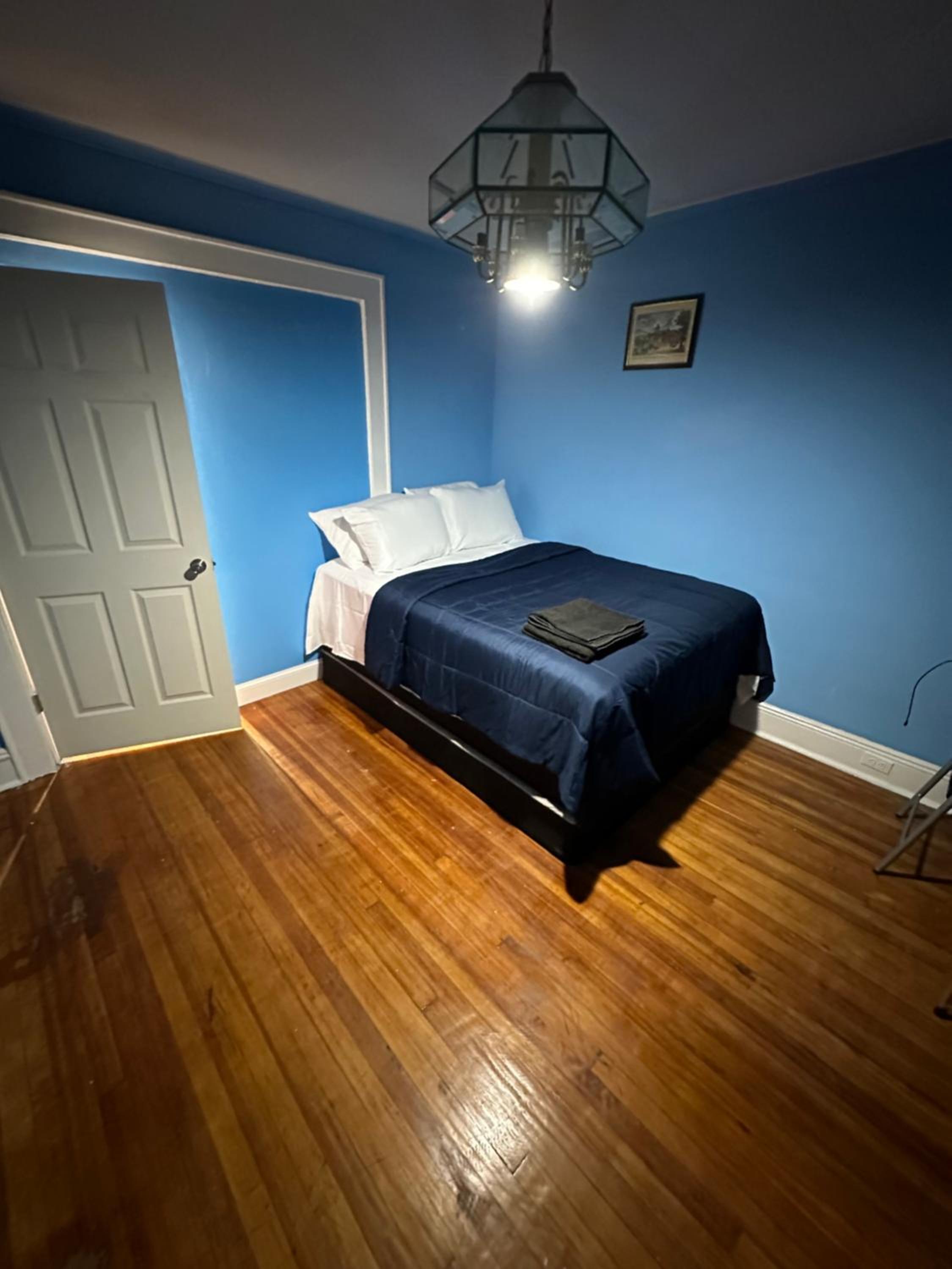 Fidelia Diamond Room Queen Bed Minutes from Newark Liberty International Airport and Newark Penn Station