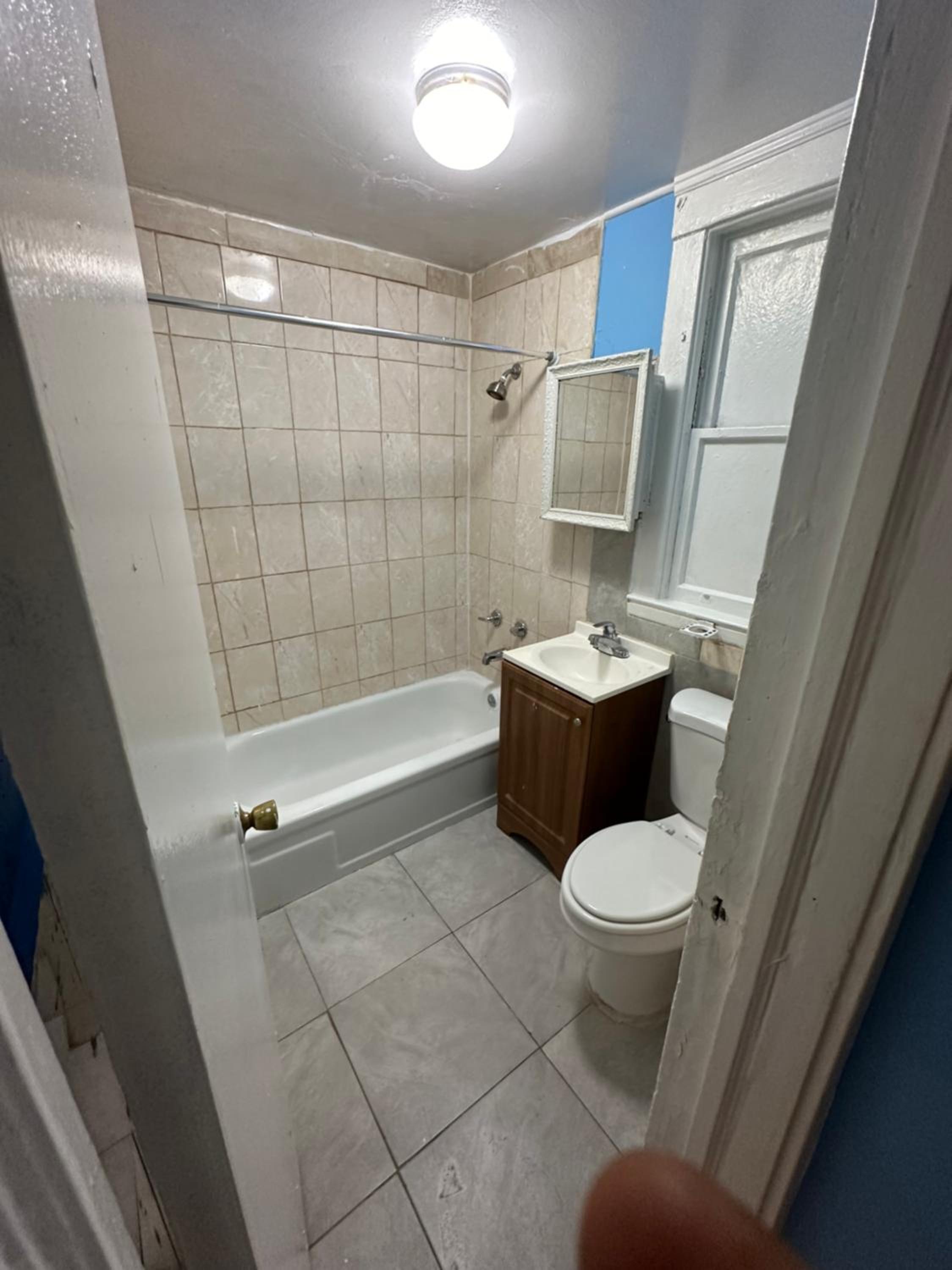 Fidelia Diamond Room Queen Bed Minutes from Newark Liberty International Airport and Newark Penn Station
