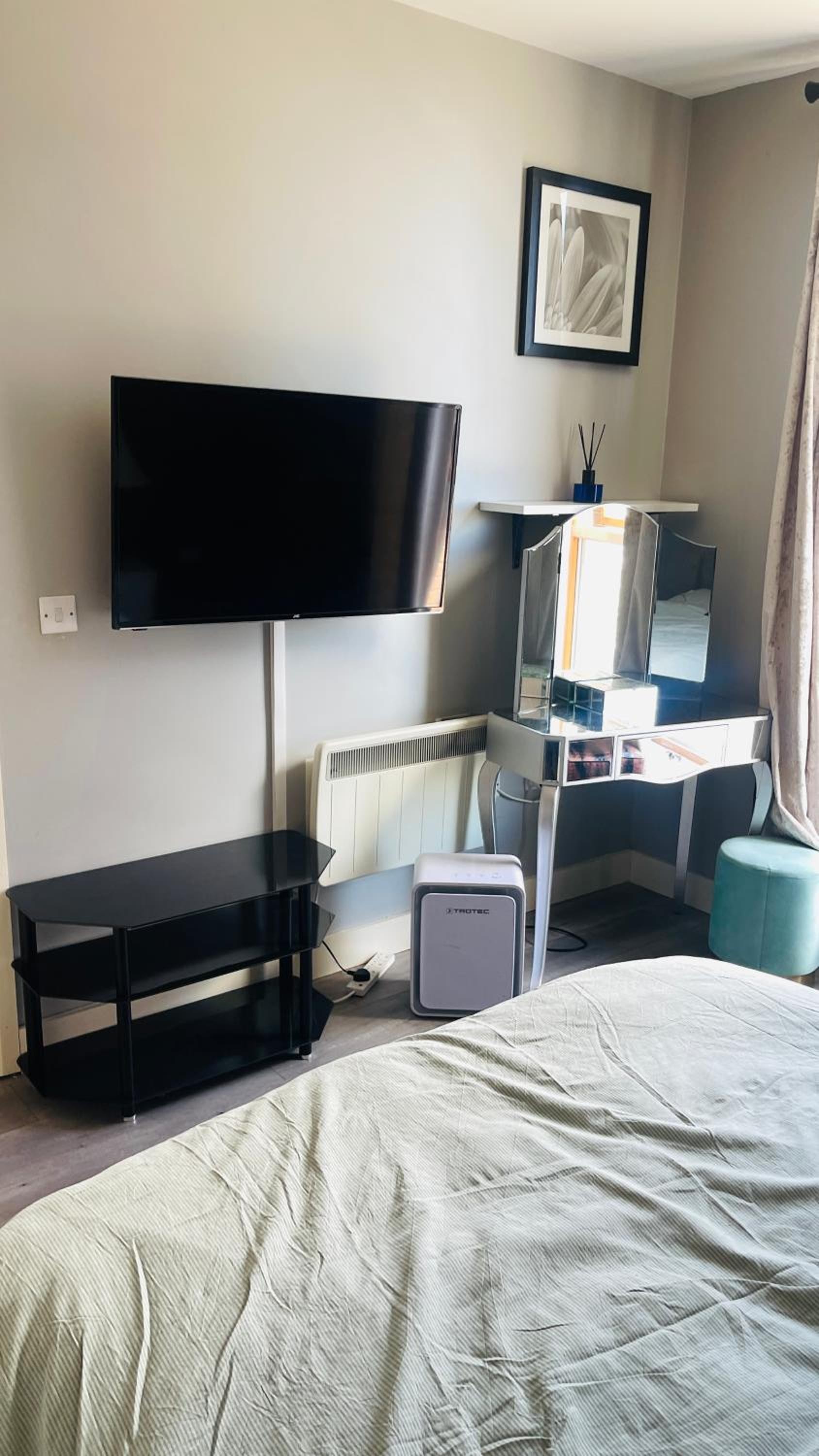 Entire Spacious 2 bedroom 2 bathroom apartment