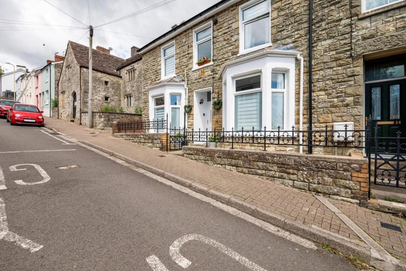 Cosy Coastal Townhouse 10-Min-Drive to Beach view 5