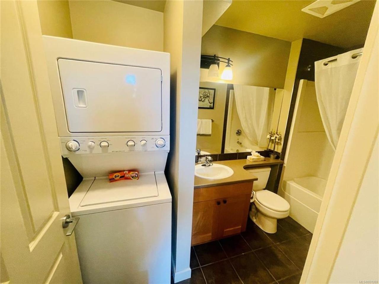 Sheringham Townhouse - Pet Friendly Sooke Rental