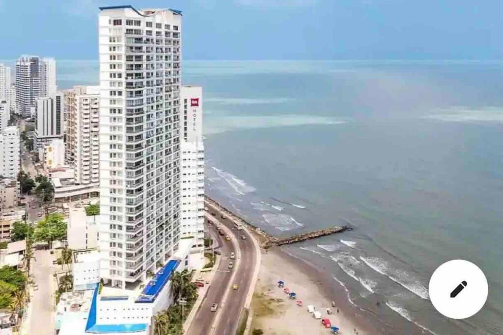 Apto con espectacular vista frente al mar piso 28