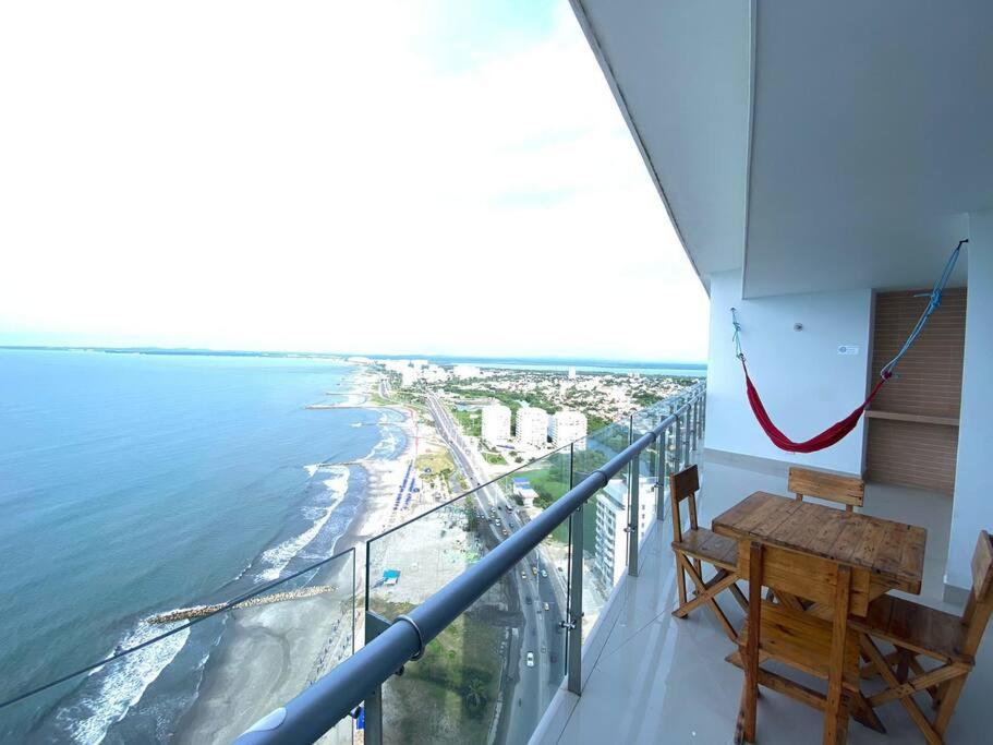 Apto con espectacular vista frente al mar piso 28