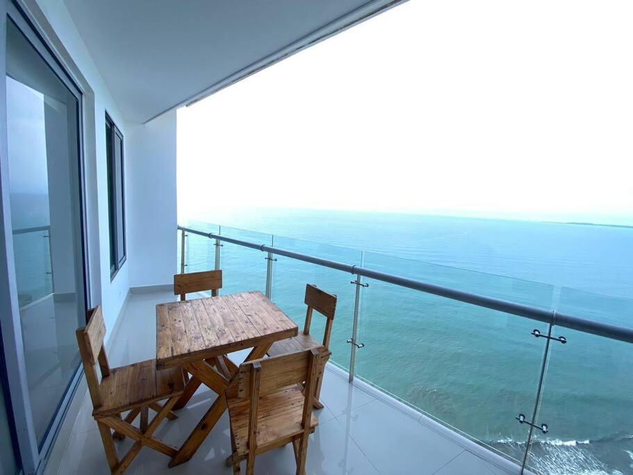 Apto con espectacular vista frente al mar piso 28