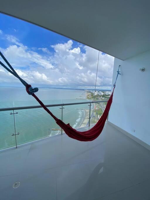 Apto con espectacular vista frente al mar piso 28