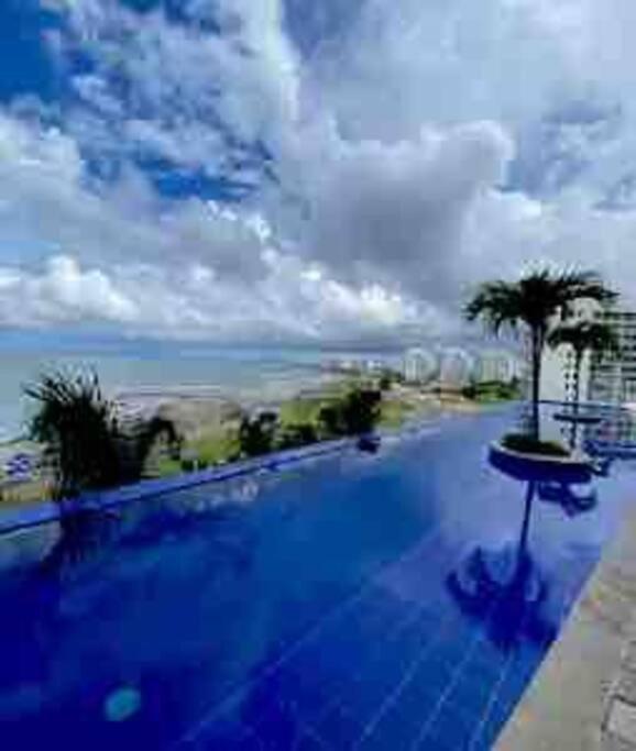 Apto con espectacular vista frente al mar piso 28