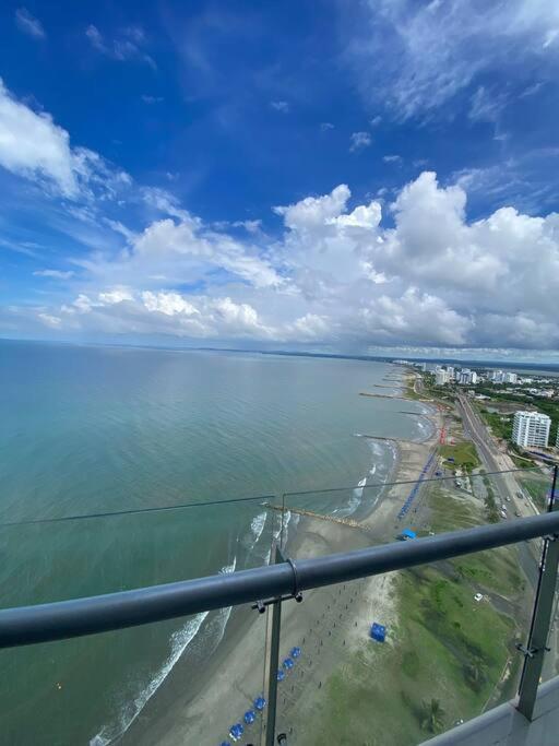 Apto con espectacular vista frente al mar piso 28