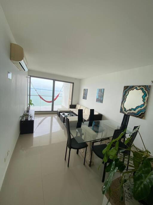 Apto con espectacular vista frente al mar piso 28