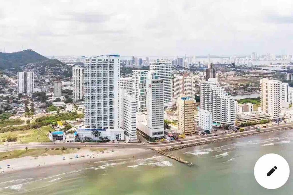 Apto con espectacular vista frente al mar piso 28