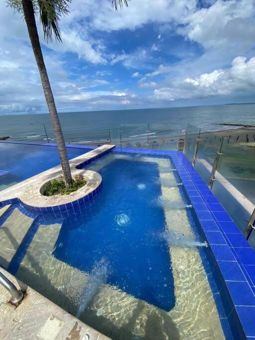Apto con espectacular vista frente al mar piso 28