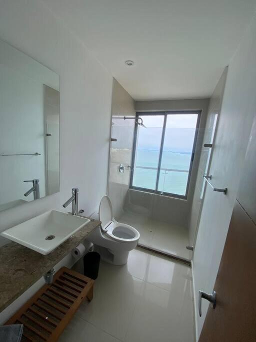 Apto con espectacular vista frente al mar piso 28