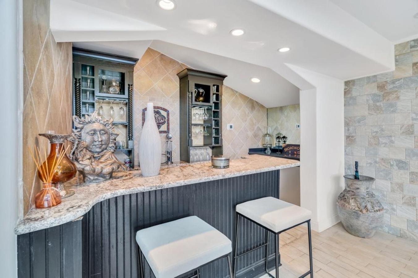 Lakefront townhouse w balconies & pool view 3