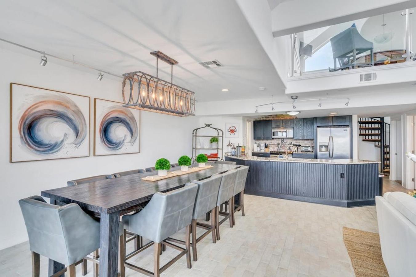 Lakefront townhouse w balconies & pool view 4