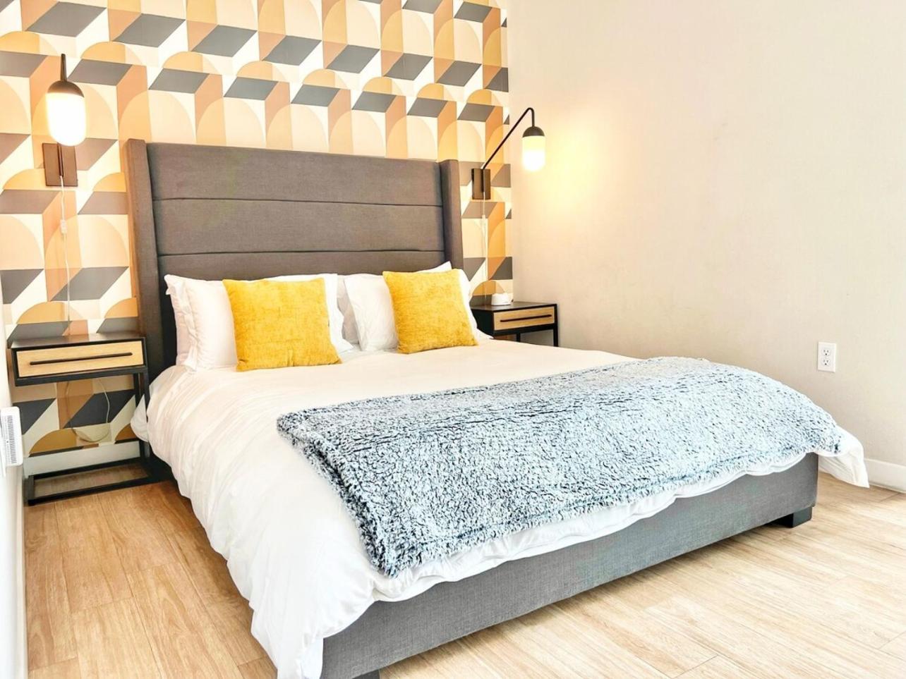 3 Bedroom Penthouse in Downtown! view 2