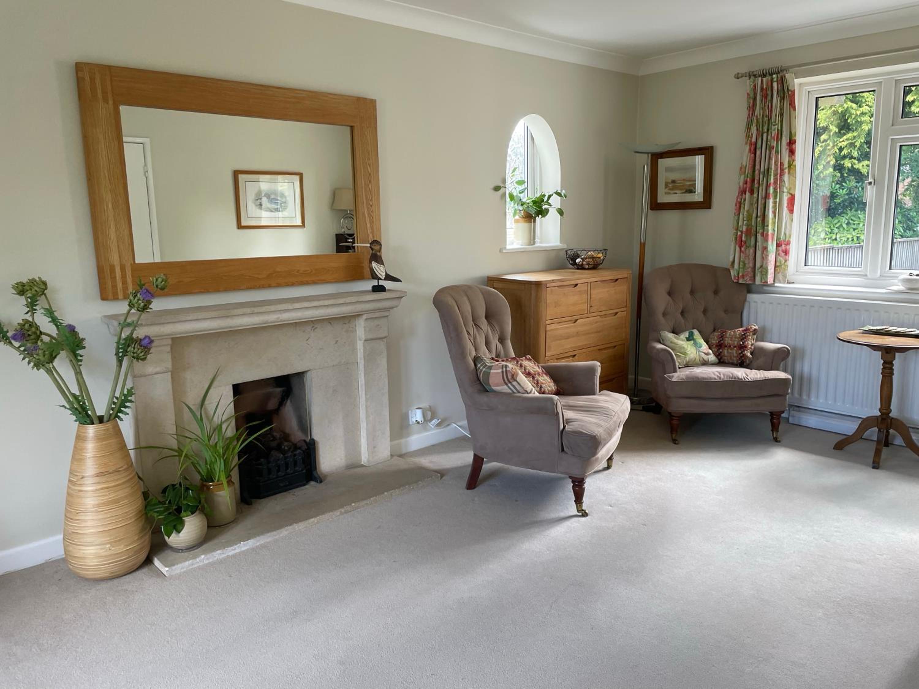 Charming Bournemouth house with beautiful spacious gardens, 5 min drive to beaches, free parking for 2-3 cars view 3