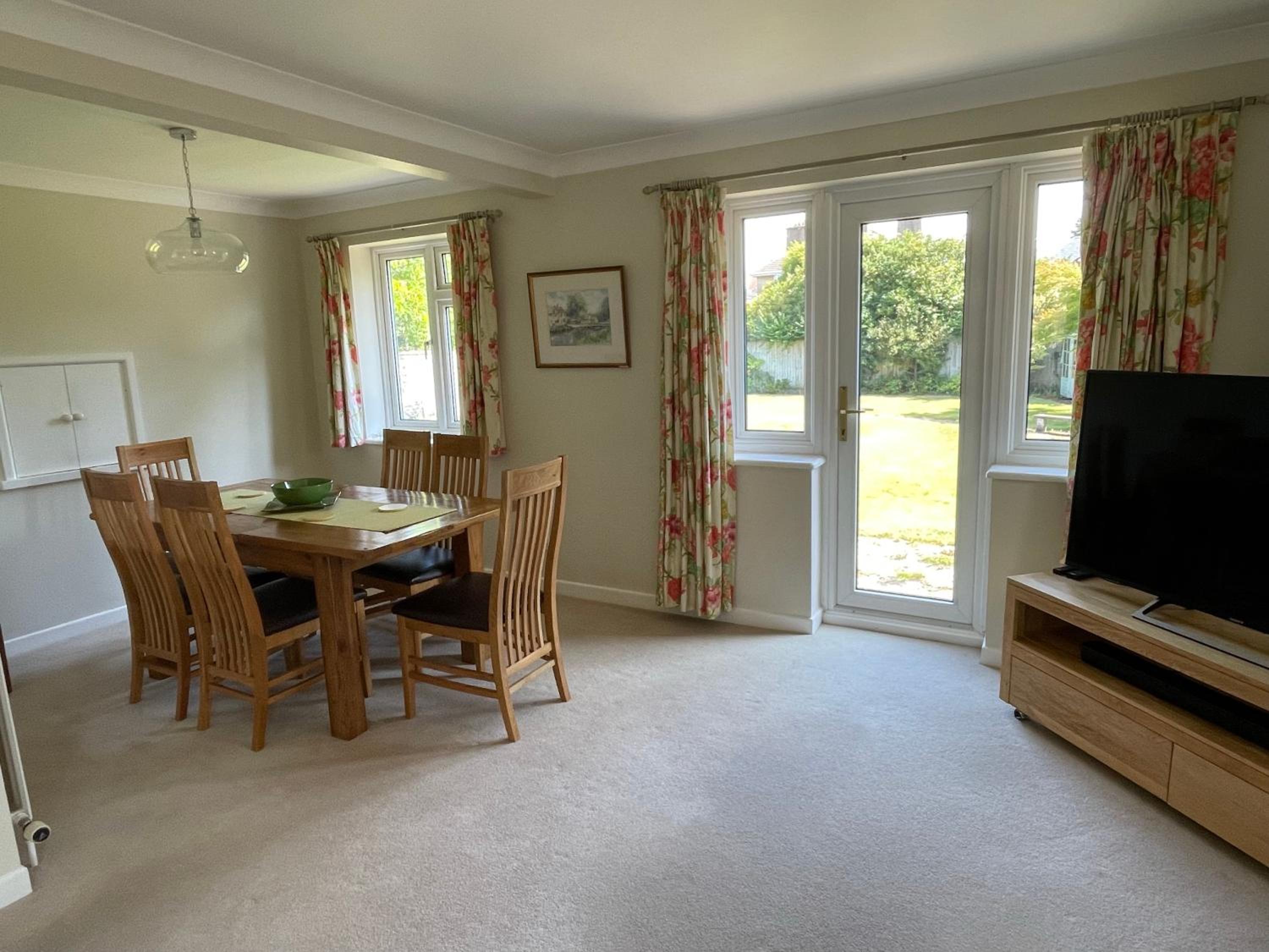 Charming Bournemouth house with beautiful spacious gardens, 5 min drive to beaches, free parking for 2-3 cars view 4