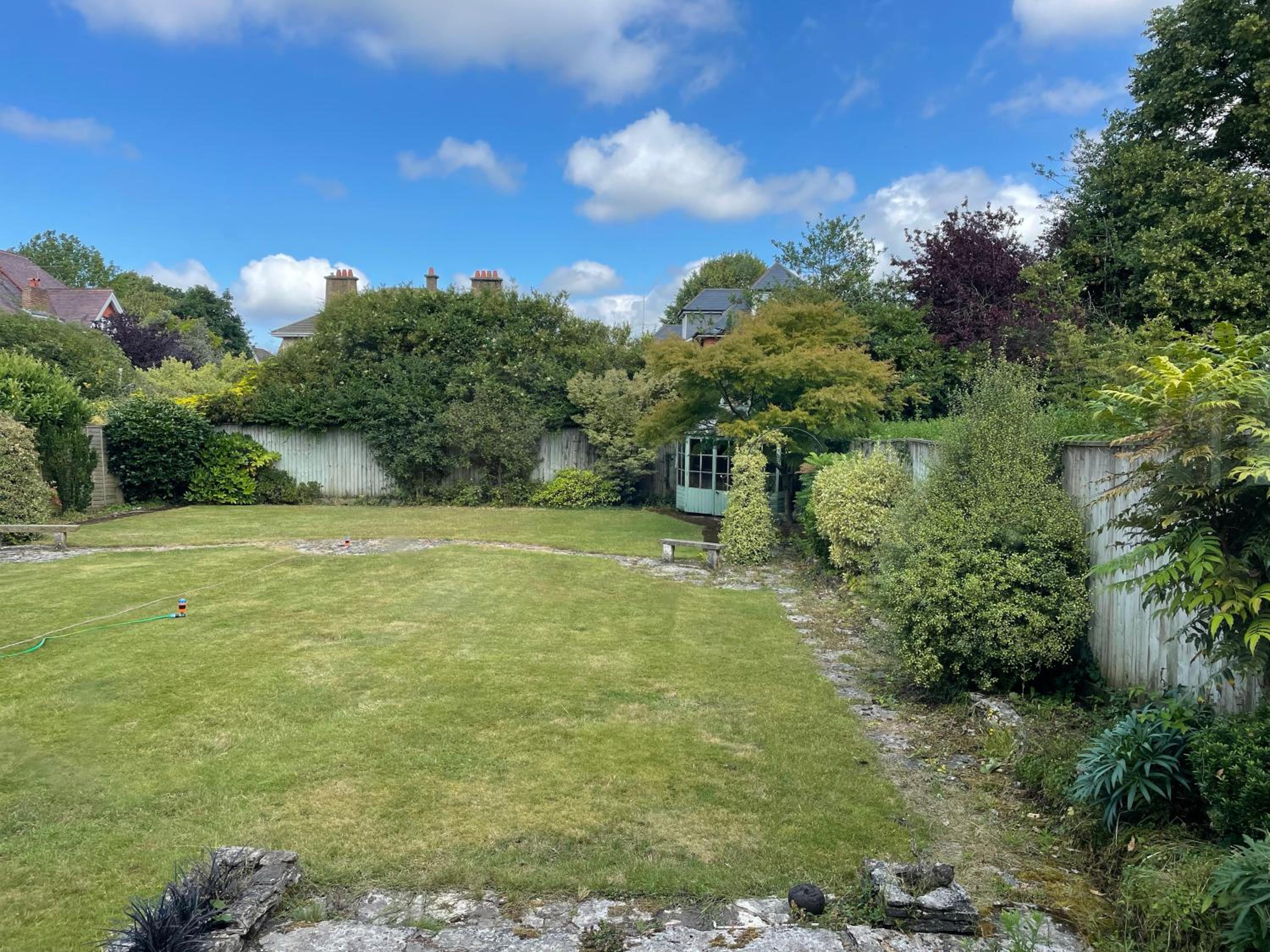 Charming Bournemouth house with beautiful spacious gardens, 5 min drive to beaches, free parking for 2-3 cars view 5
