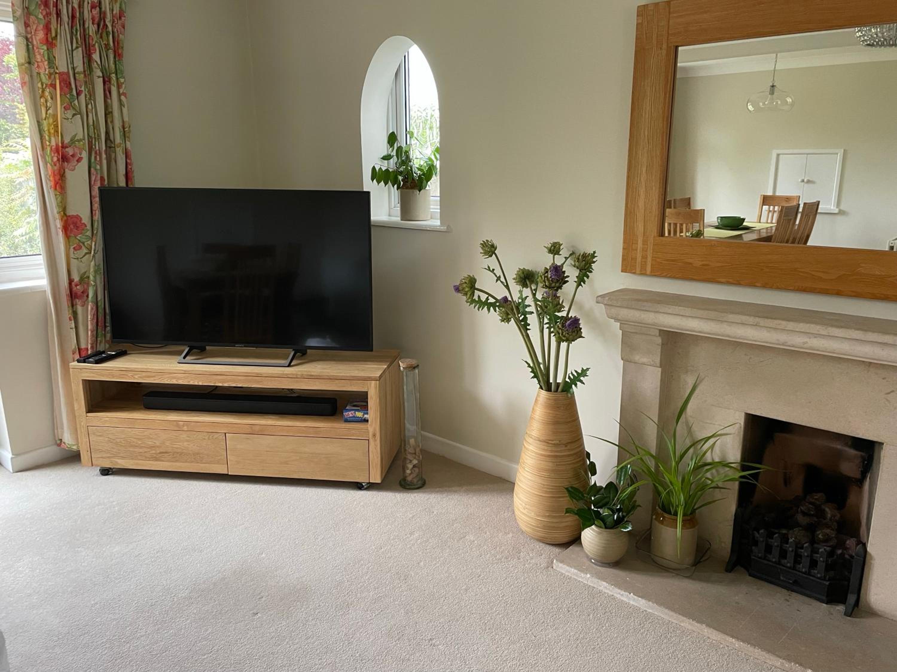 Charming Bournemouth house with beautiful spacious gardens, 5 min drive to beaches, free parking for 2-3 cars view 2