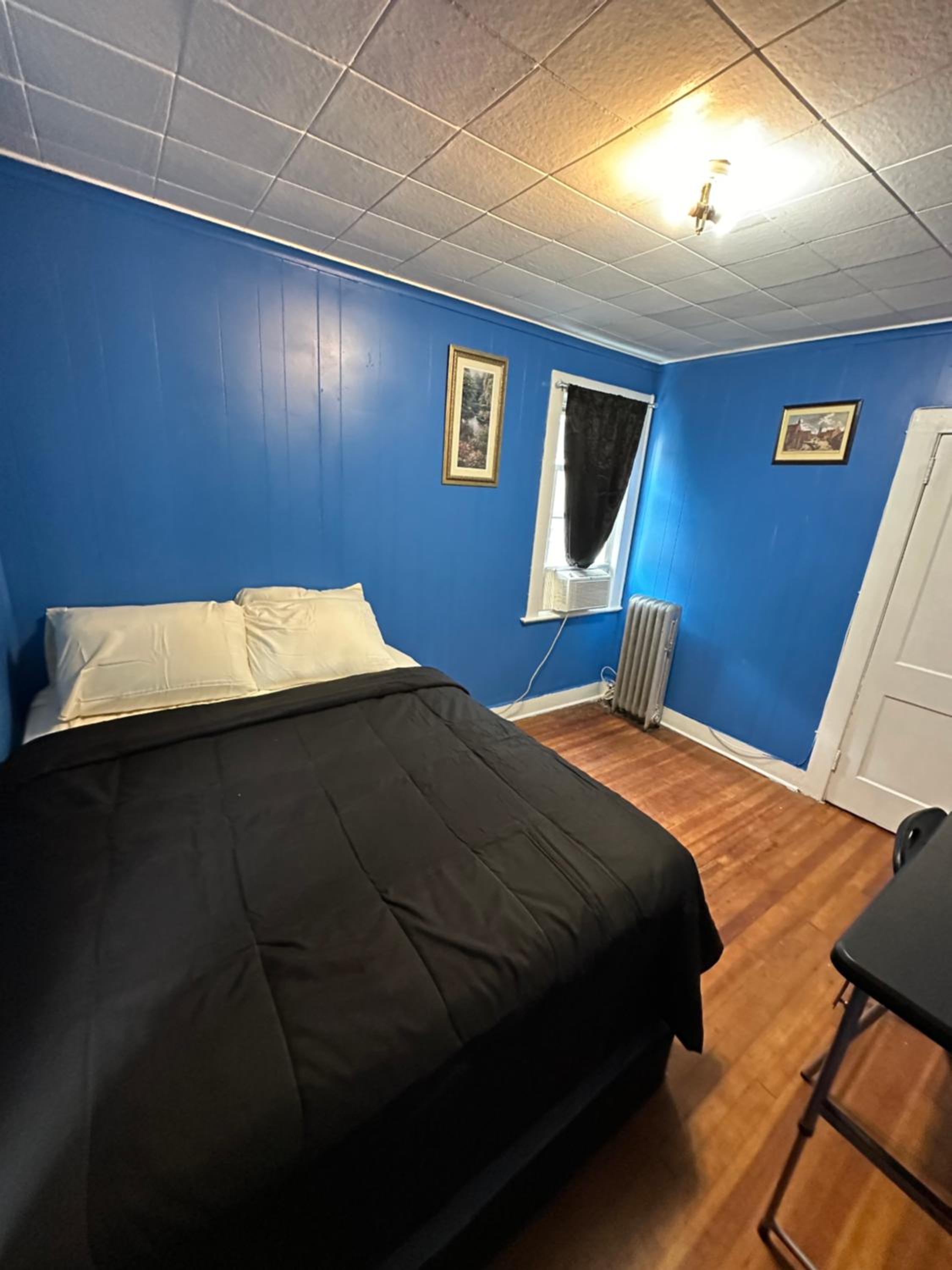 Fidelia Fuchsite Room, Queen Bed minutes from Newark Liberty international Airport and Newark Penn Station - Property Image 6