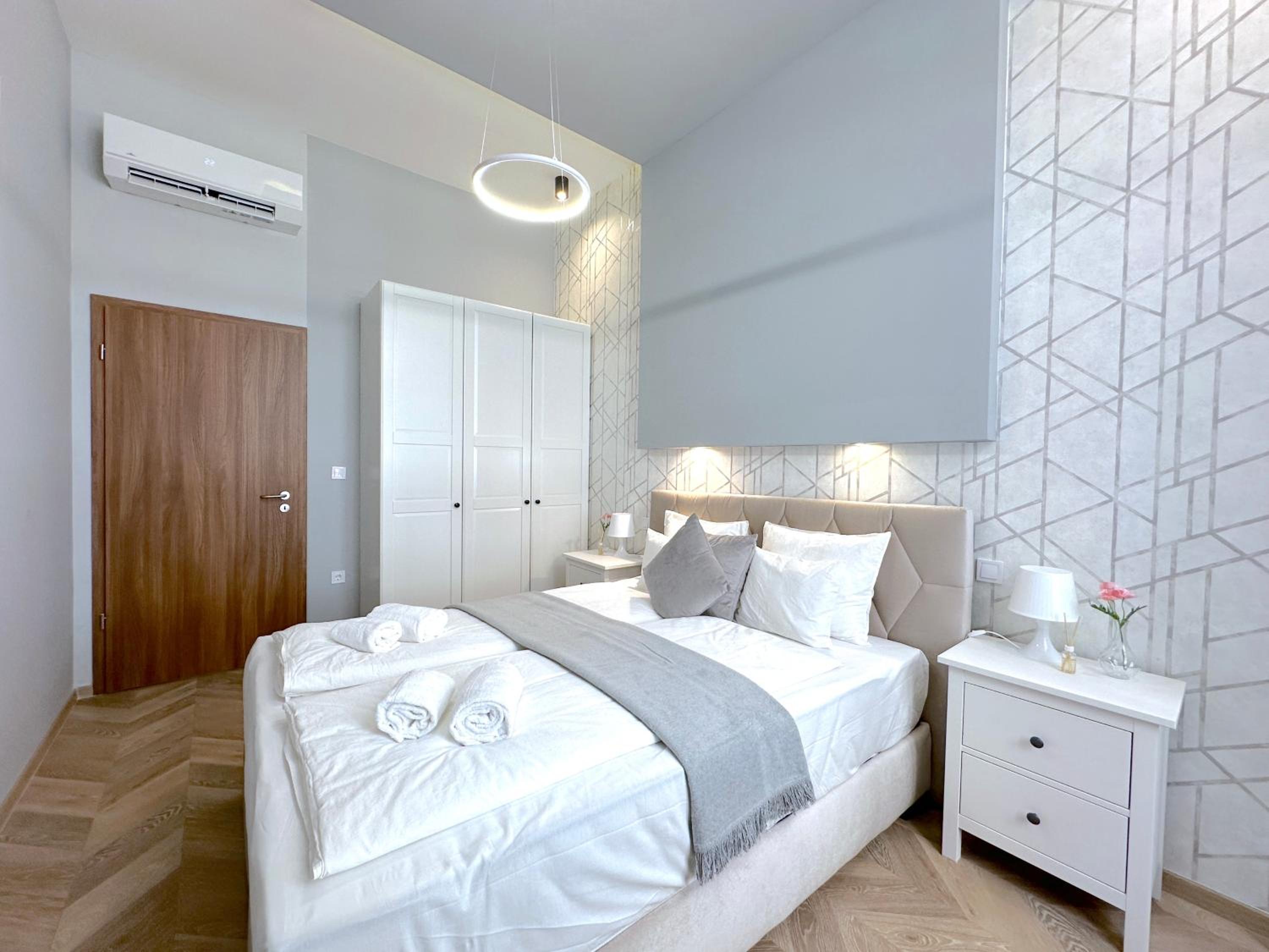 Lovely 3-bedroom in Downtown with Modern Design and AC view 5