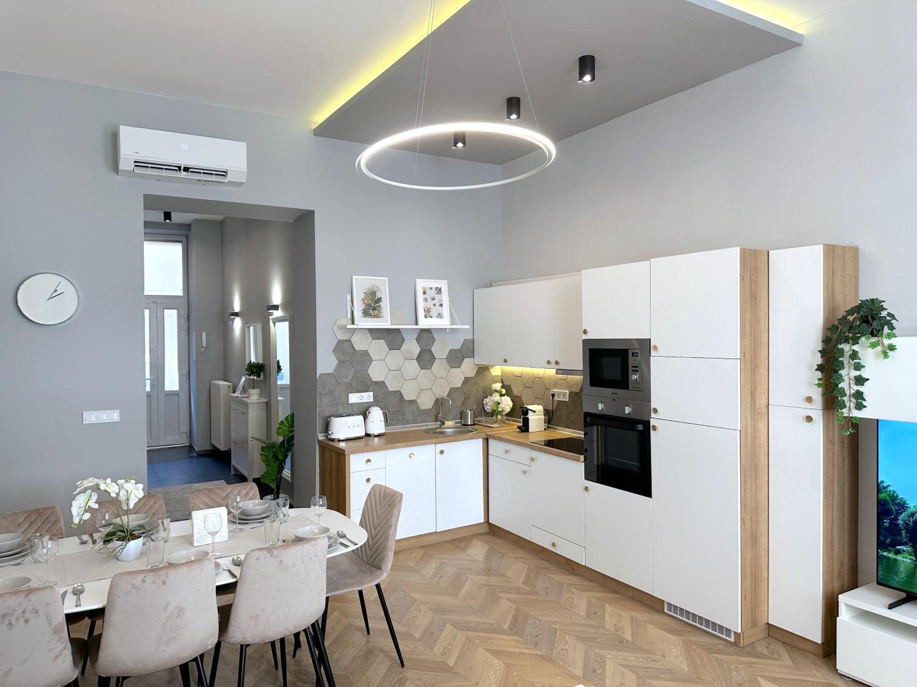 Lovely 3-bedroom in Downtown with Modern Design and AC view 4