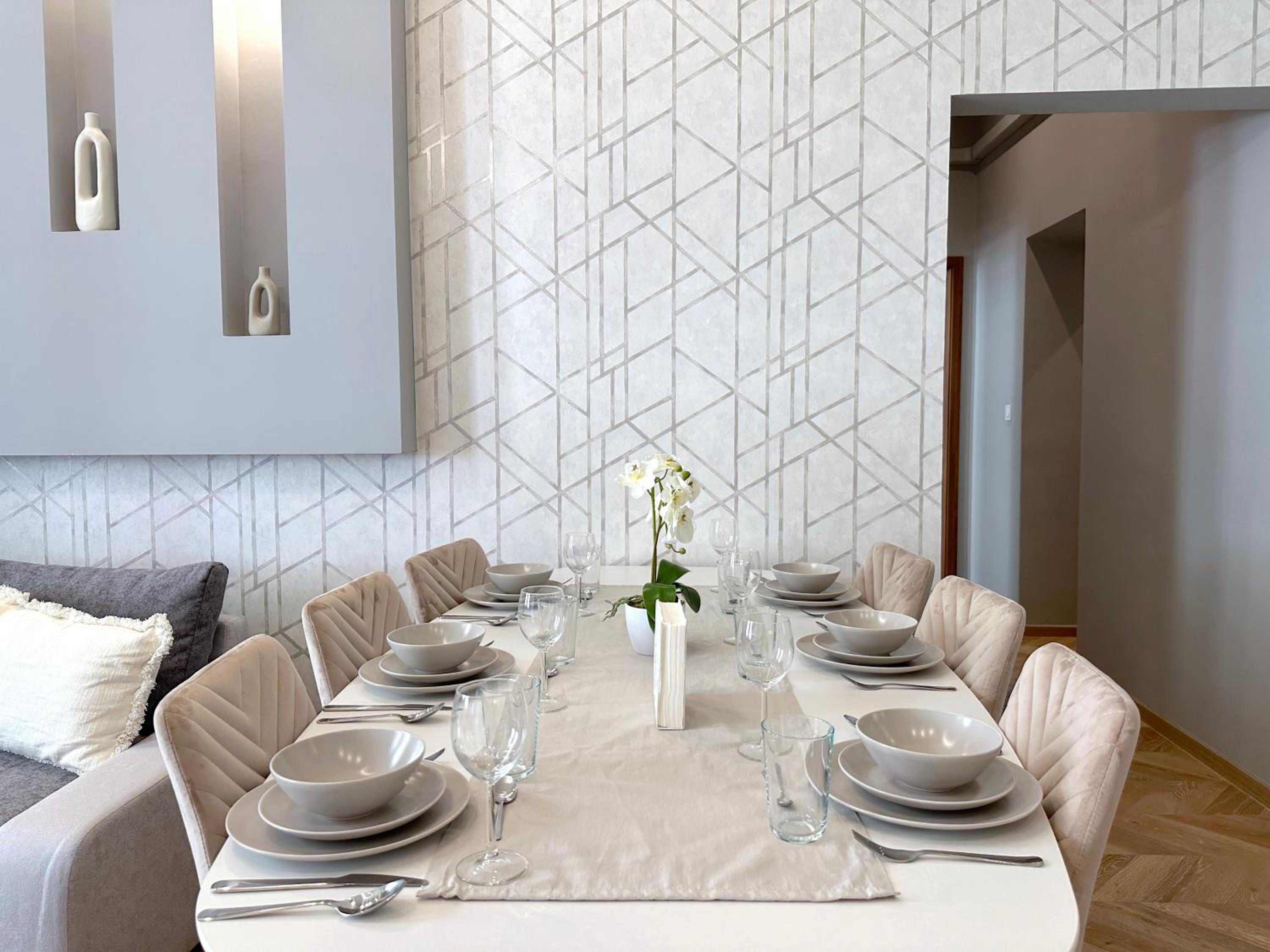 Lovely 3-bedroom in Downtown with Modern Design and AC view 3