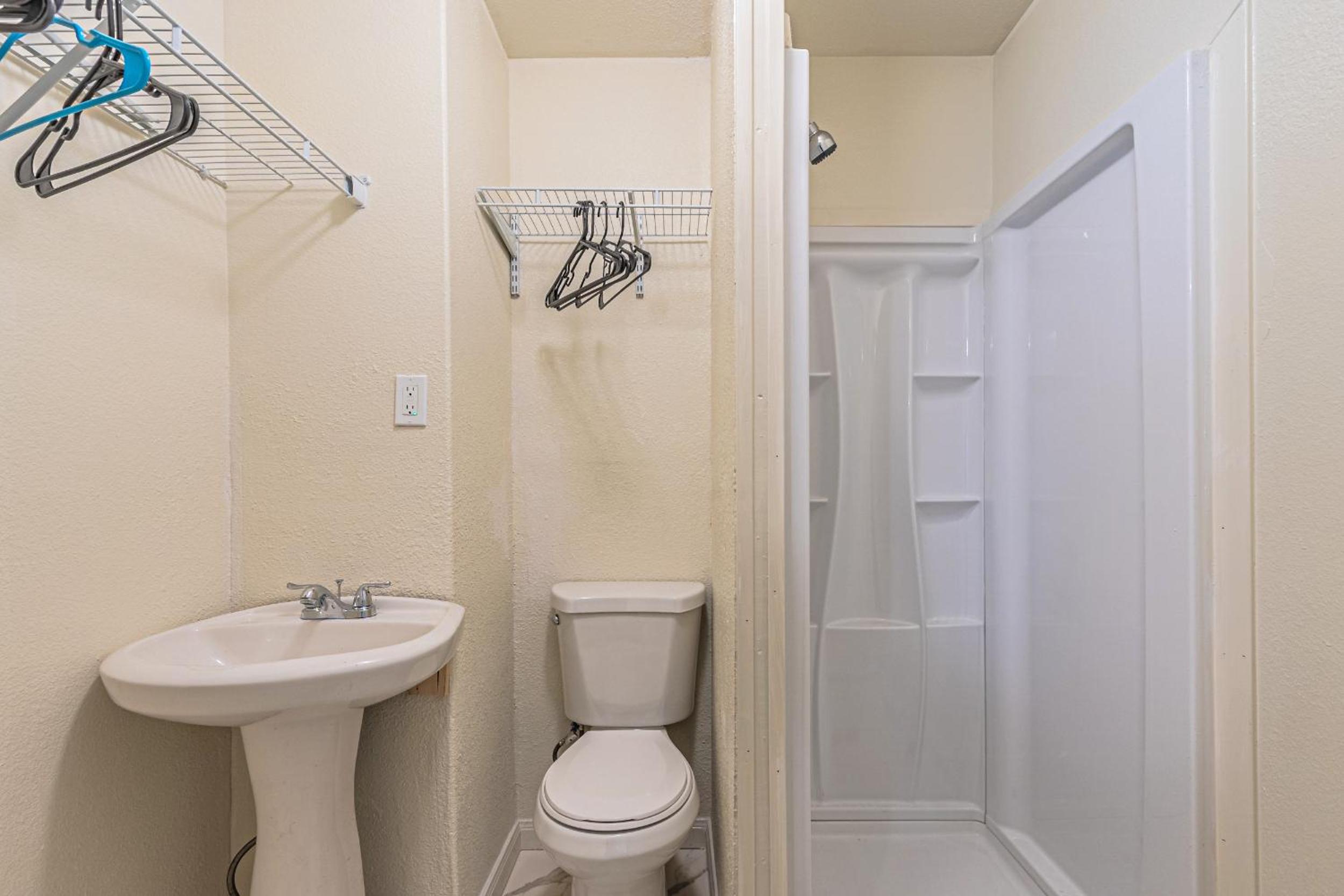 Luxury 5BR Dallas Retreat with Business Amenities - Perfect for Business Travelers, Families & Groups view 5