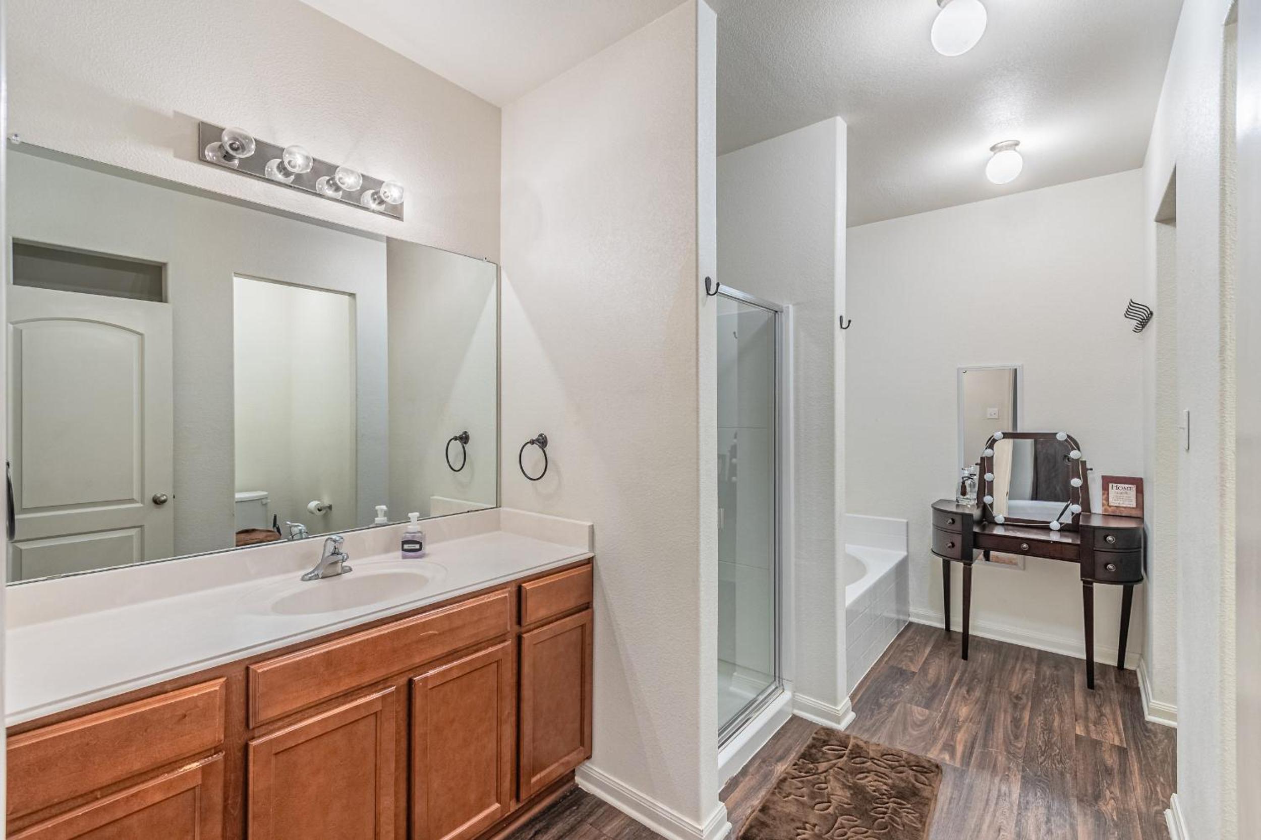 Luxury 5BR Dallas Retreat with Business Amenities - Perfect for Business Travelers, Families & Groups view 4