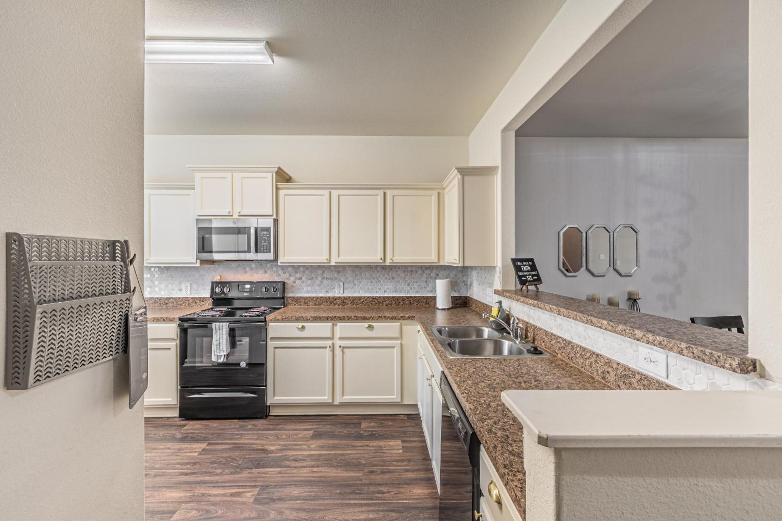 Luxury 5BR Dallas Retreat with Business Amenities - Perfect for Business Travelers, Families & Groups view 3