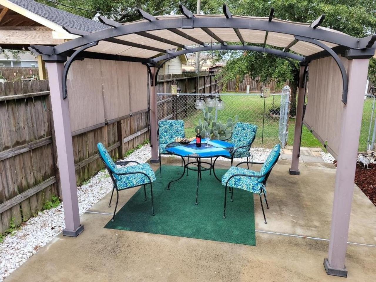 Memorial City Gem Sleeps 12 Fenced Yard