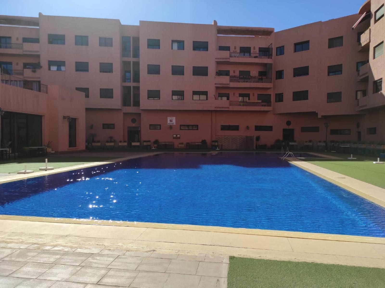 Apparemment avec piscine view 3